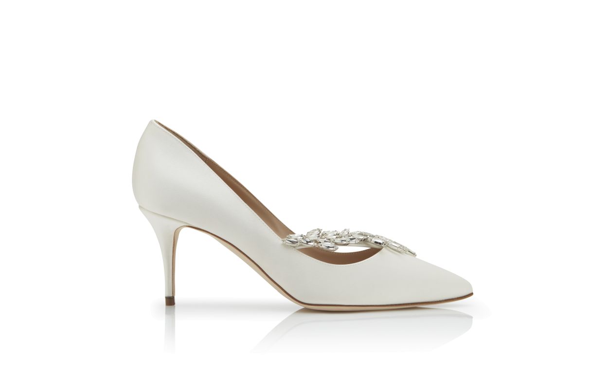 Zapatos de tacón con hebilla de joyería de satín blanco