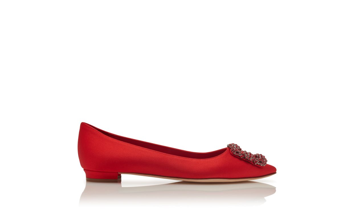 Zapatillas planas de satén rojo con hebilla de joya