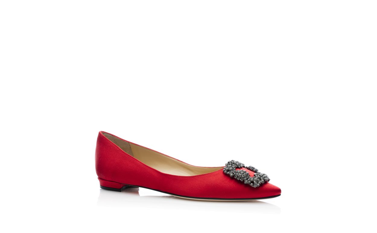 Zapatos planos de satén rojo con hebilla de joya