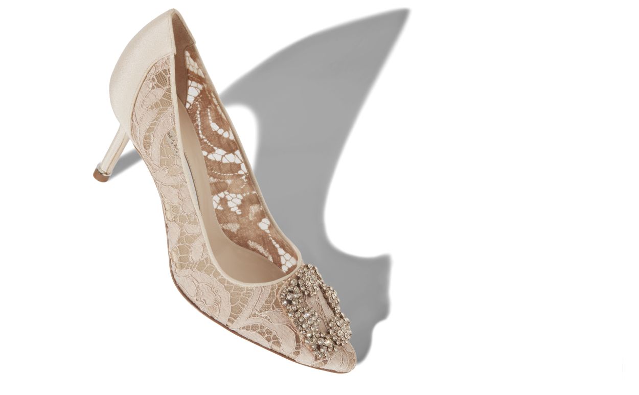 Zapatillas de tacón con hebilla de joya de encaje beige