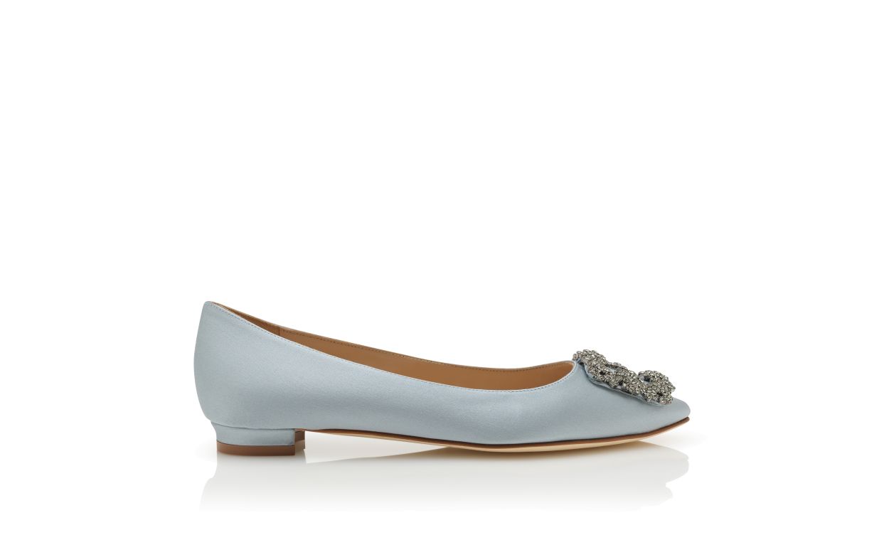 Zapatillas planas de satín azul claro con hebilla de joya