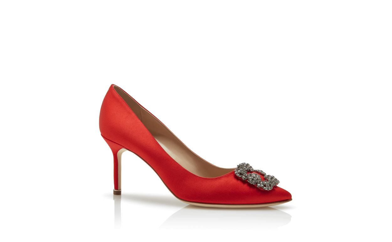 Zapatillas de satén rojo con hebilla de joya