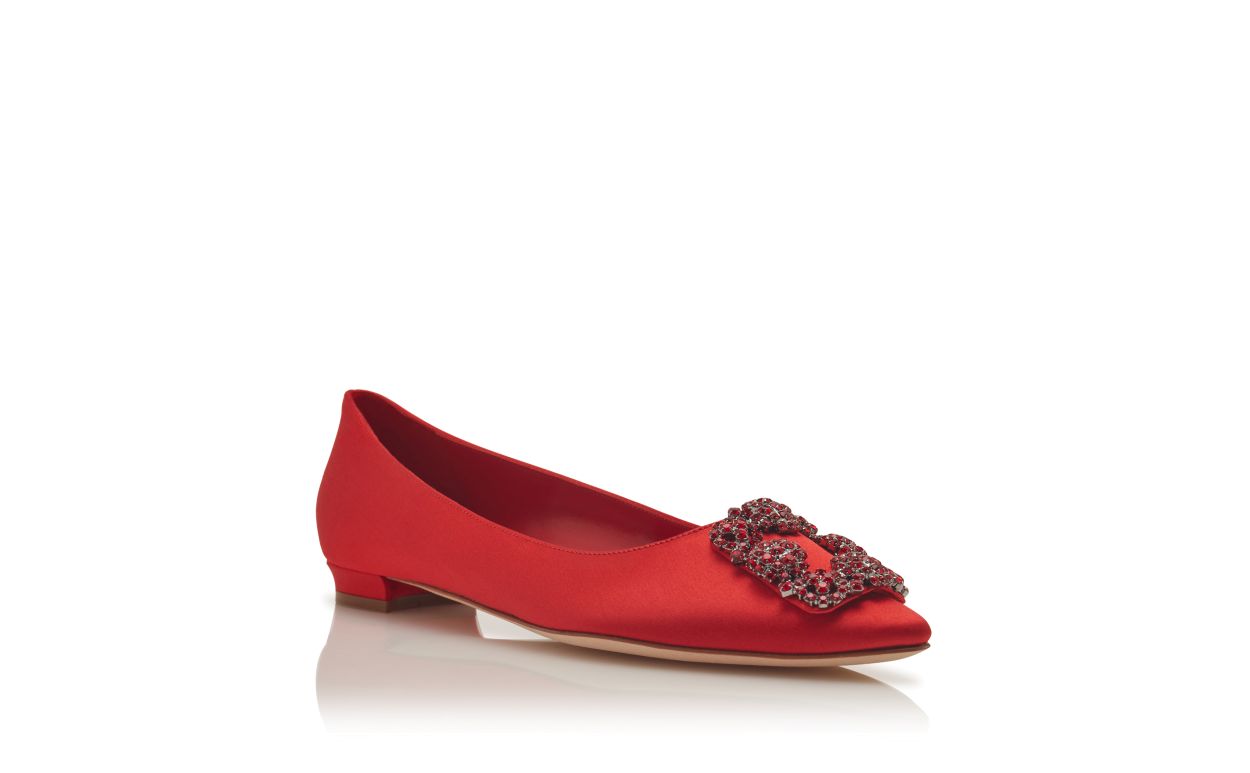 Zapatillas planas de satén rojo con hebilla de joya