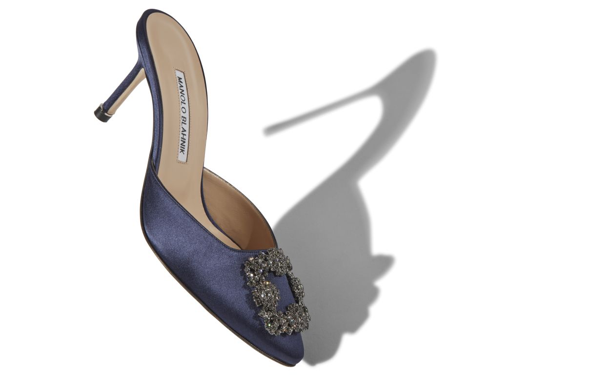 Mules de satén azul marino con hebilla de joya