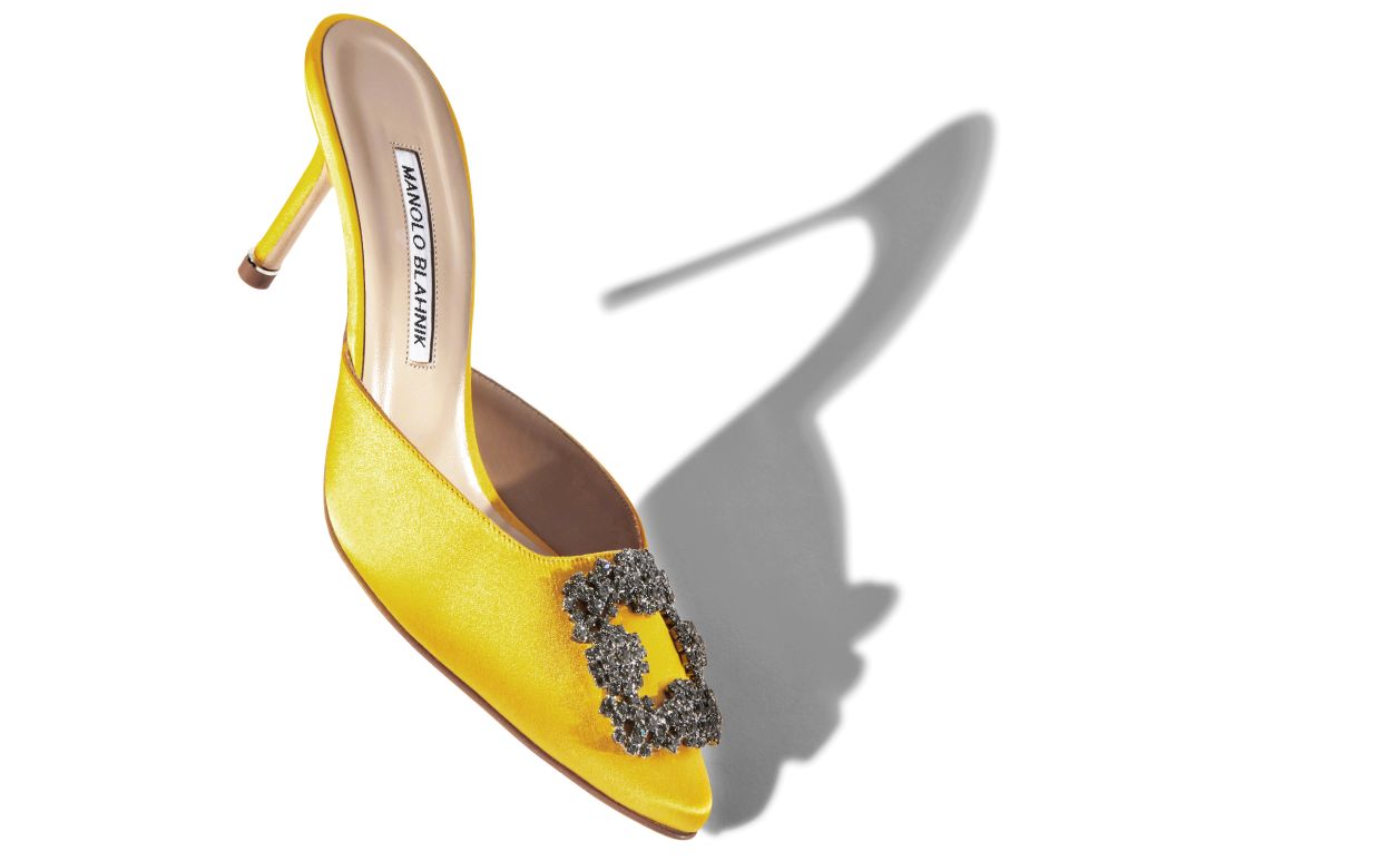 Mules con hebilla de joya de satín amarillo